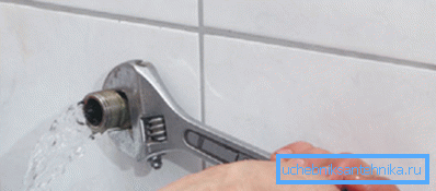 Prima di installare il mixer dovrebbe bloccare l'acqua. Prima di installare il mixer dovrebbe bloccare l'acqua.