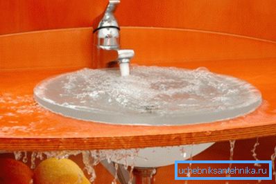 L'acqua trabocca nel lavandino - il primo segno di una fogna intasata. L'acqua trabocca nel lavandino - il primo segno di una fogna intasata.