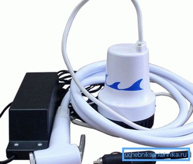 Scaldabagno portatile per una doccia estiva. Può essere utilizzato in qualsiasi capacità Scaldabagno portatile per una doccia estiva. Può essere utilizzato in qualsiasi capacità