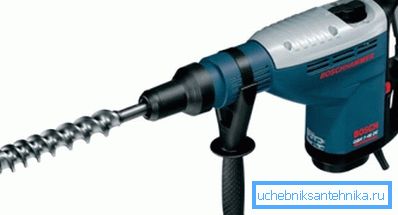 Perforatore per creare fori di montaggio nel calcestruzzo Perforatore per creare fori di montaggio nel calcestruzzo