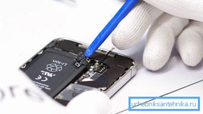 La prima cosa è un completo smontaggio del telefono La prima cosa è un completo smontaggio del telefono