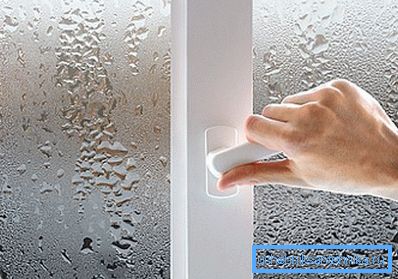 Il primo segno di ventilazione inadeguata è la condensazione sugli occhiali, che vediamo effettivamente nella foto. Il primo segno di ventilazione inadeguata è la condensazione sugli occhiali, che vediamo effettivamente nella foto.