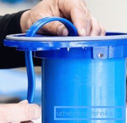 Il cavo di alimentazione è inserito in uno speciale foro sul fondo del case. Il cavo di alimentazione è inserito in uno speciale foro sul fondo del case.