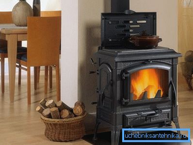 La fiamma dei ceppi infuocati conferisce alla stanza un comfort speciale. La fiamma dei ceppi infuocati conferisce alla stanza un comfort speciale.