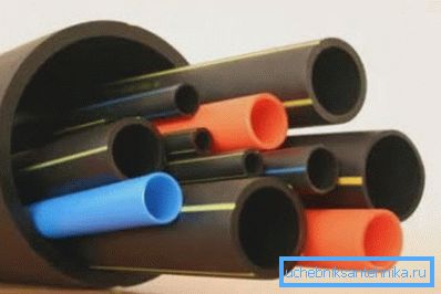 Le materie plastiche vengono elaborate e utilizzate in modo eccellente nella produzione di un numero enorme di merci. Le materie plastiche vengono elaborate e utilizzate in modo eccellente nella produzione di un numero enorme di merci.