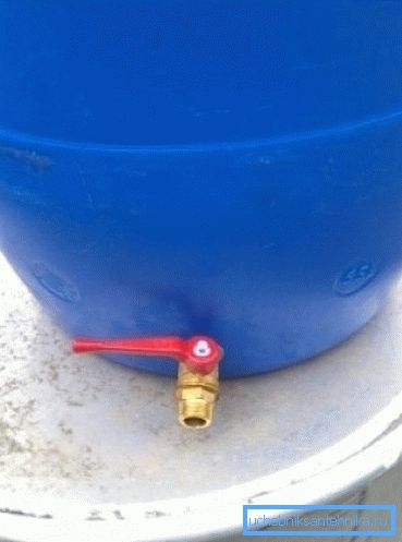 Un barile di plastica con una gru al cottage ti darà la possibilità di avere sempre una riserva del liquido necessario Un barile di plastica con una gru al cottage ti darà la possibilità di avere sempre una riserva del liquido necessario