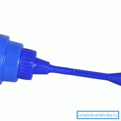 Il tappo di plastica affonda sulla bottiglia. Il tappo di plastica affonda sulla bottiglia.