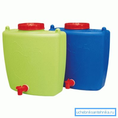 Serbatoi di plastica con una gru.