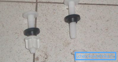 Bulloni in plastica con guarnizioni affusolate e dadi agnello. Bulloni in plastica con guarnizioni affusolate e dadi agnello.