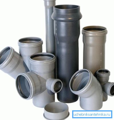 Raccordi in plastica per il collegamento di tubi di fognatura. Raccordi in plastica per il collegamento di tubi di fognatura.