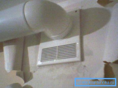 I tubi di ventilazione tondi in plastica sono abbastanza facili da installare.