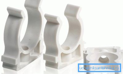 I tubi di plastica sono fissati con clip speciali I tubi di plastica sono fissati con clip speciali