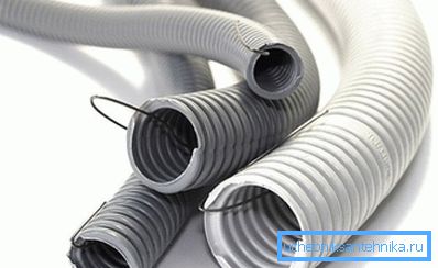Tubi di plastica con brocce Tubi di plastica con brocce