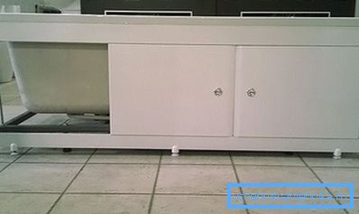 Schermo di plastica sotto il bagno Schermo di plastica sotto il bagno