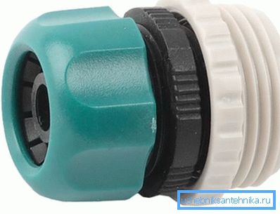Raccordo in plastica per il collegamento di un tubo morbido. Raccordo in plastica per il collegamento di un tubo morbido.