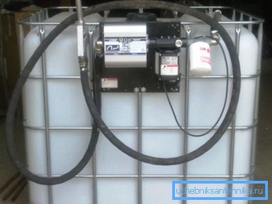 Contenitore in plastica per gasolio, ubicato all'interno Contenitore in plastica per gasolio, ubicato all'interno