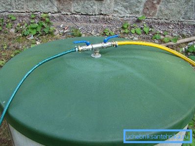 Boccaporto di plastica su un pozzo di cemento