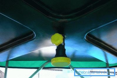 Serbatoio di plastica con annaffiatoio che si diffonde in acqua, come il soffitto della doccia estiva.