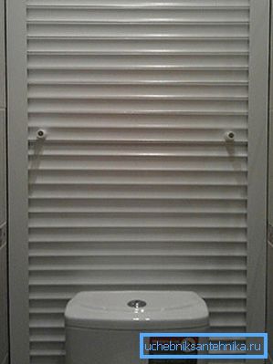 Tapparelle in plastica: un modo rapido, economico ed efficace per mascherare i tubi Tapparelle in plastica: un modo rapido, economico ed efficace per mascherare i tubi