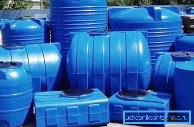 Fossa settica di plastica o pozzo nero isolato Fossa settica di plastica o pozzo nero isolato