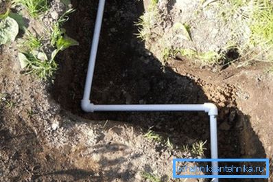 Pipeline di plastica in trincea Pipeline di plastica in trincea