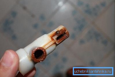 Le parti in plastica possono anche essere fortemente esposte alla ruggine se sono a diretto contatto con il metallo. Le parti in plastica possono anche essere fortemente esposte alla ruggine se sono a diretto contatto con il metallo.