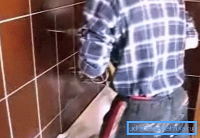 La piastrella sotto le guide è forata da un trapano La piastrella sotto le guide è forata da un trapano