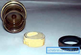 Cattiva acqua calda dal rubinetto? Forse l'anello della valvola di gomma era semplicemente deformato, dovrebbe essere anche senza ammaccature e crepe.