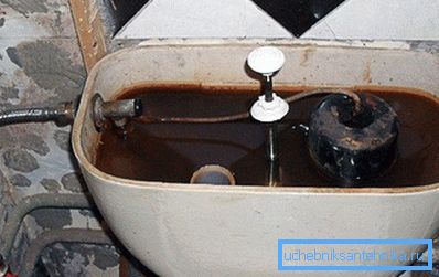 Cattivo lavaggio della toilette - controllare lo scarico della sua vasca sullo zoccolo Cattivo lavaggio della toilette - controllare lo scarico della sua vasca sullo zoccolo