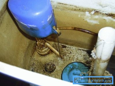 Scarsa acqua nella toilette a causa del suo fallimento Scarsa acqua nella toilette a causa del suo fallimento