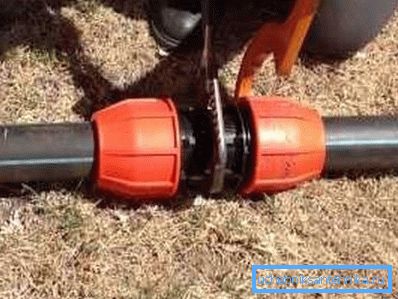 Tubo e raccordi in HDPE per l'approvvigionamento idrico estivo in un'area suburbana Tubo e raccordi in HDPE per l'approvvigionamento idrico estivo in un'area suburbana