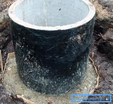 Quando gli anelli salgono in superficie, vengono trattati sul loro lato esterno e provvedono al riempimento e alla compressione dello spazio tra l'anello e il terreno. Quando gli anelli salgono in superficie, vengono trattati sul loro lato esterno e provvedono al riempimento e alla compressione dello spazio tra l'anello e il terreno.