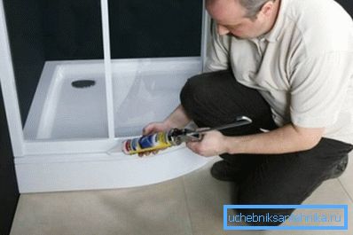 Al termine dei lavori di installazione, gli spazi tecnologici sono sigillati con silicone Al termine dei lavori di installazione, gli spazi tecnologici sono sigillati con silicone