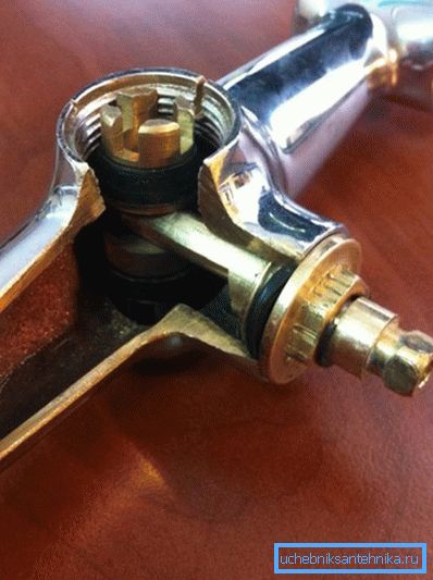 Sotto il rivestimento elettrolitico, l'ottone ha un caratteristico colore rame. Sotto il rivestimento elettrolitico, l'ottone ha un caratteristico colore rame.