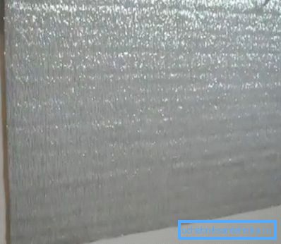 Un riflettore speciale è montato sotto le staffe. Un riflettore speciale è montato sotto le staffe.