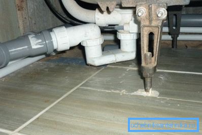 Sotto il supporto dovrebbe mettere del materiale durevole, poiché, ad esempio, una piastrella sotto la severità della cabina può facilmente rompersi Sotto il supporto dovrebbe mettere del materiale durevole, poiché, ad esempio, una piastrella sotto la severità della cabina può facilmente rompersi