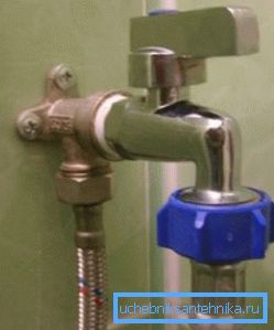 Approvvigionamento idrico per la macchina con un rubinetto separato Approvvigionamento idrico per la macchina con un rubinetto separato