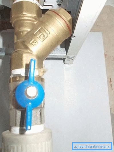 È auspicabile organizzare l'approvvigionamento idrico alla caldaia utilizzando un filtro e valvole. È auspicabile organizzare l'approvvigionamento idrico alla caldaia utilizzando un filtro e valvole.