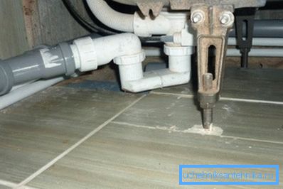 Il pallet è collegato tramite un sifone a forma di S. Il pallet è collegato tramite un sifone a forma di S.
