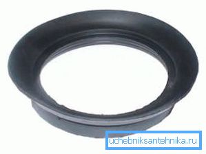 Il rivestimento stabilito tra una tazza del gabinetto e un serbatoio. Il rivestimento stabilito tra una tazza del gabinetto e un serbatoio.