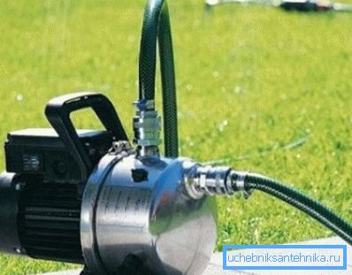 Collegare la pompa di alimentazione. Collegare la pompa di alimentazione.