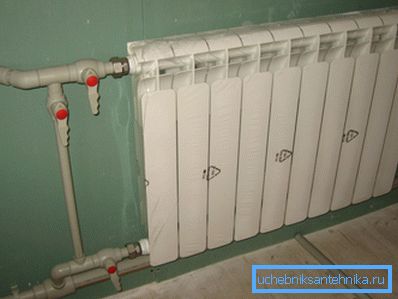 È necessario collegare la batteria attraverso le valvole È necessario collegare la batteria attraverso le valvole