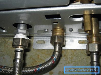 Collegamento alla colonna di acqua calda e fredda, nonché alla linea del gas con connessioni flessibili. Collegamento alla colonna di acqua calda e fredda, nonché alla linea del gas con connessioni flessibili.