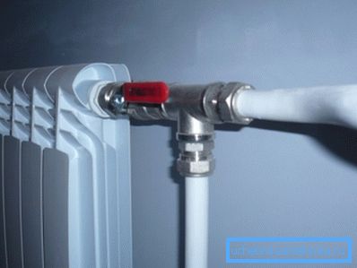 Collegamento di un sistema in metallo-plastica a un radiatore di riscaldamento. Collegamento di un sistema in metallo-plastica a un radiatore di riscaldamento.