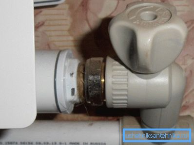 Collegare un rubinetto di plastica al radiatore Collegare un rubinetto di plastica al radiatore