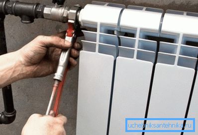Collegamento del radiatore al tubo di acciaio Collegamento del radiatore al tubo di acciaio
