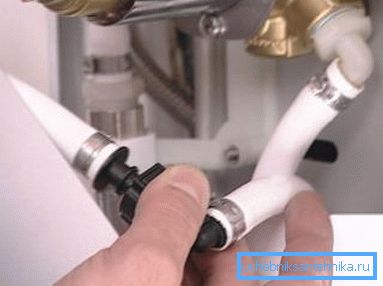 Collegare i tubi dell'acqua calda e fredda Collegare i tubi dell'acqua calda e fredda