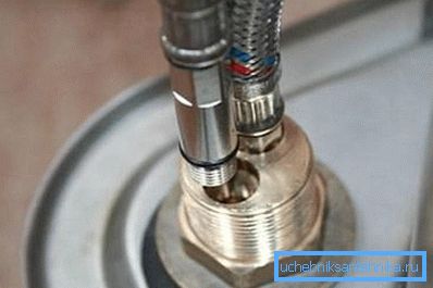 Collegamento dei tubi al miscelatore.