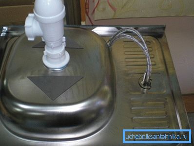 È conveniente collegare il mixer e il sifone quando il lavello non è ancora installato È conveniente collegare il mixer e il sifone quando il lavello non è ancora installato