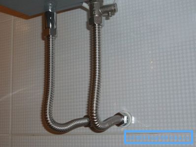 Collegamento del lavabo alla rete idrica Collegamento del lavabo alla rete idrica